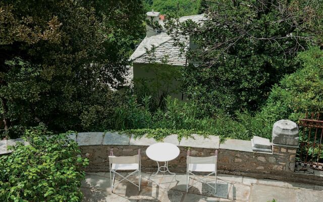 The Fountainhead Historic Chalet by JJ