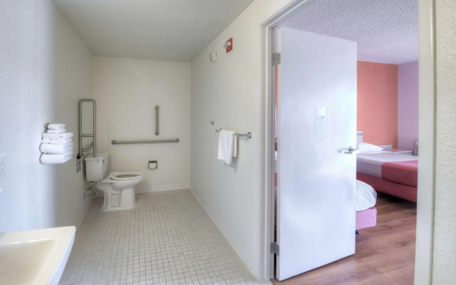 Motel 6 Niantic, CT - New London