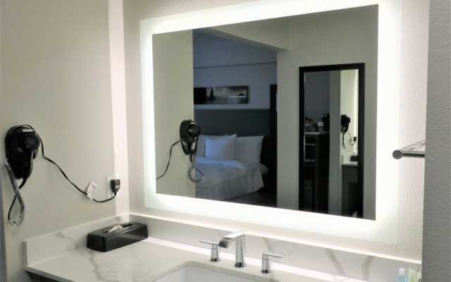 Comfort Inn & Suites Pacific - Auburn