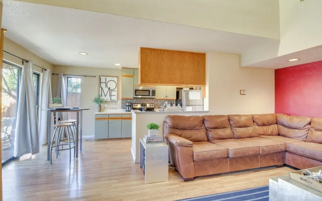 1 Mi to Unm: Convenient Albuquerque Townhome!
