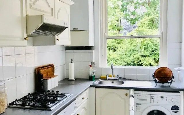 Luxury, Spacious London Apartment on Mattock Lane