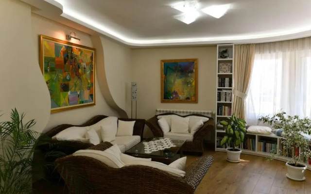 Аристократичен апартамент в сърцето на Ямбол