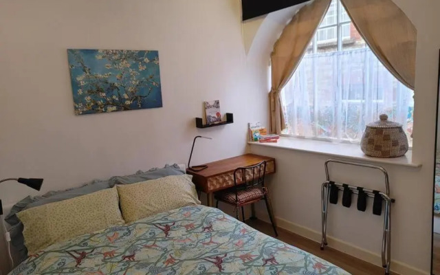 Cosy Flat in a Pretty Town.