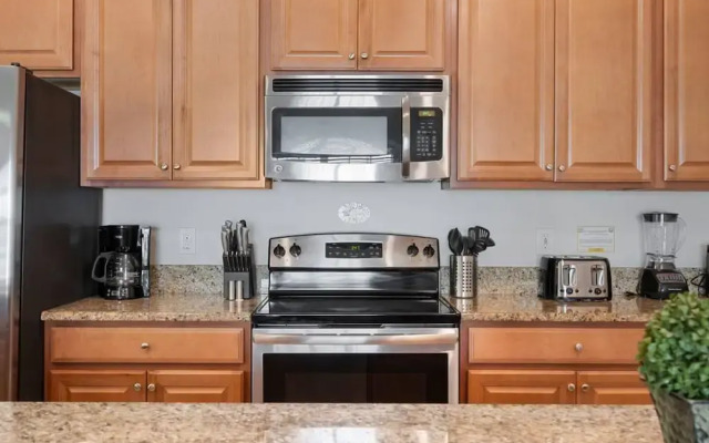 Amazing 4bdr Near Parks w Pool
