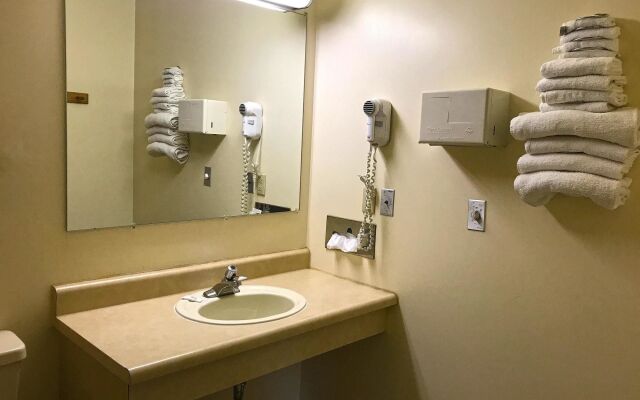 Econo Lodge Inn & Suites