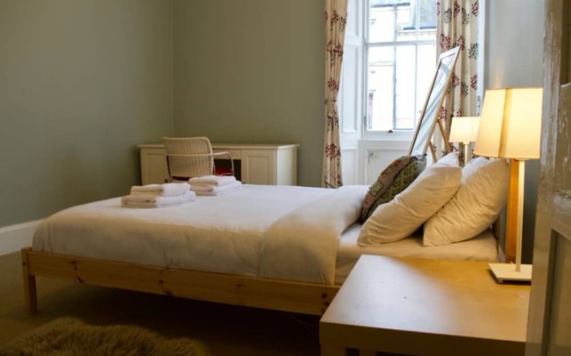 2 Bedroom Flat Near Edinburgh City Centre