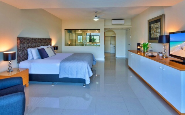 Bella Vista East 3 Luxury Ocean Views Large Flat Grassed Area + Buggy – Guest Rooms – Hamilton Island
