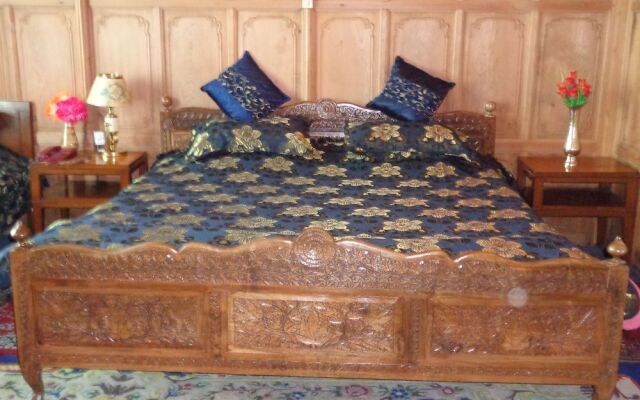 Alif Laila Group of Houseboats – Guest Rooms – Srinagar