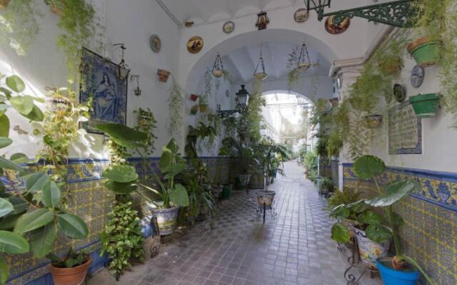 Castilla Triana Courtyard by Valcambre