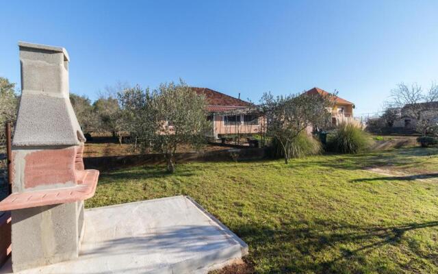 House Jasmin large garden, near Nin