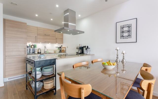 Modern 2 Bedroom Apartment With Panoramic Views