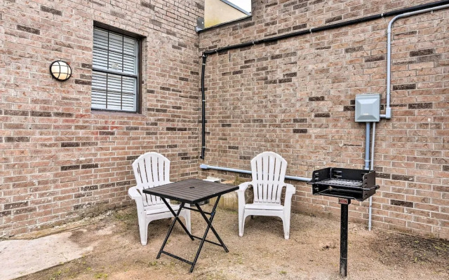 Romantic Apt: Private Patio & Shared Hot Tub!