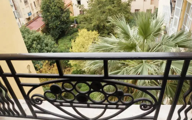 Charming Studio Overlooking a Beautiful Garden (Adults Only)