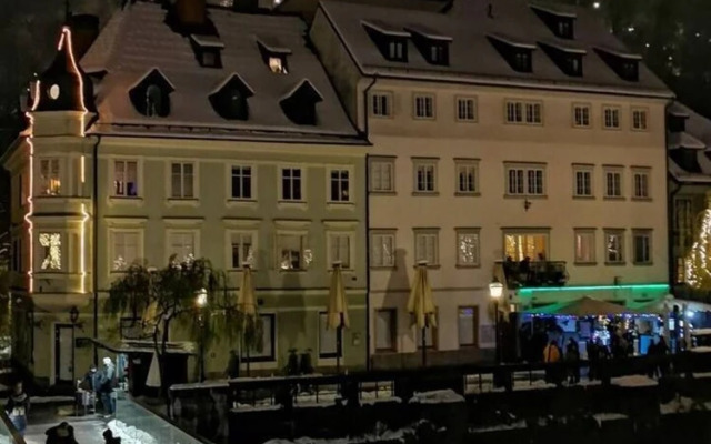 Ljubljana Riverbank Apartment in City Centre!