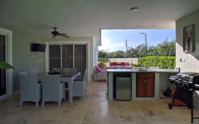 Modern & Private Tropical Villa in Gated Community Minutes From the Beach