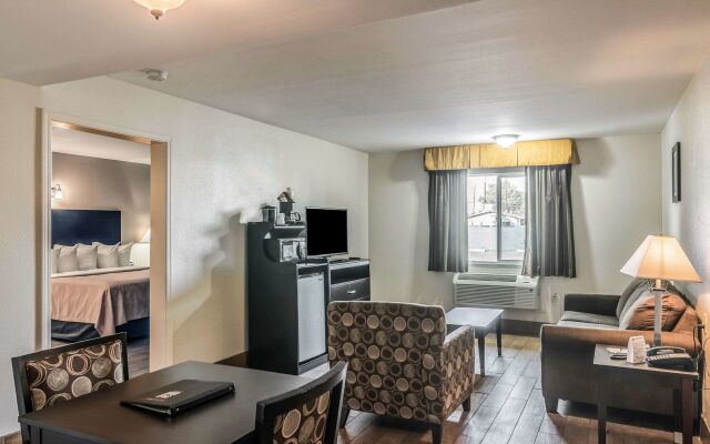 Quality Inn & Suites near Downtown Bakersfield
