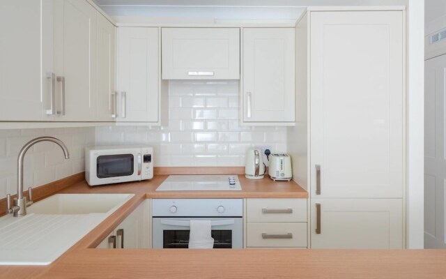 Fantastic 1BR Home - 1 Stop To Canary Wharf!