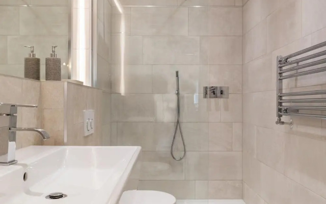 Spinnaker - Close to Town Sea Views