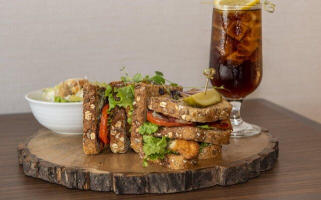 Holiday Inn Winnipeg South by IHG