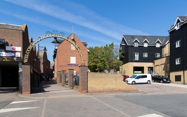 Velvet 2-bedroom Apartment, Brewery Road, Hoddesdon