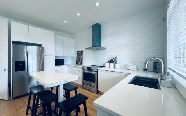 Gorgeous 3 bedroom lake house Suite!