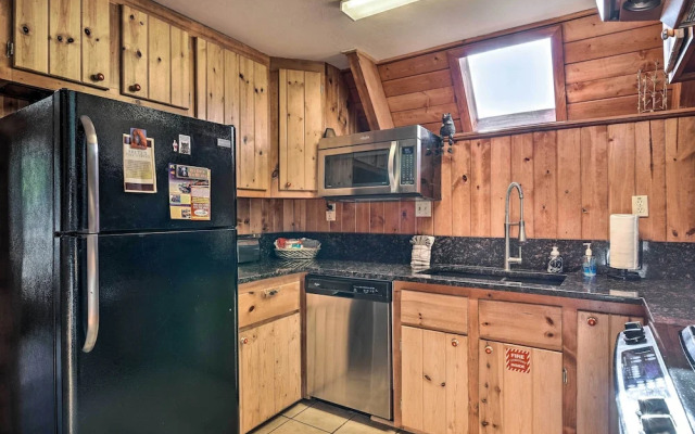 Ski-in/ski-out Red River Cabin w/ Mtn Views!