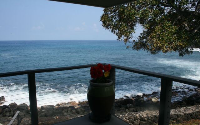 Kona Bay Seaclusion Oceanfront by RedAwning