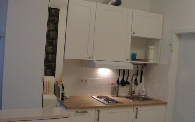 Studio apartment - Green door