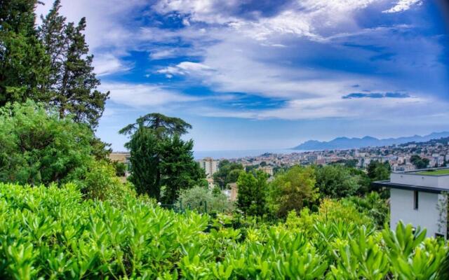 Beautiful apartment with charming garden and sea view