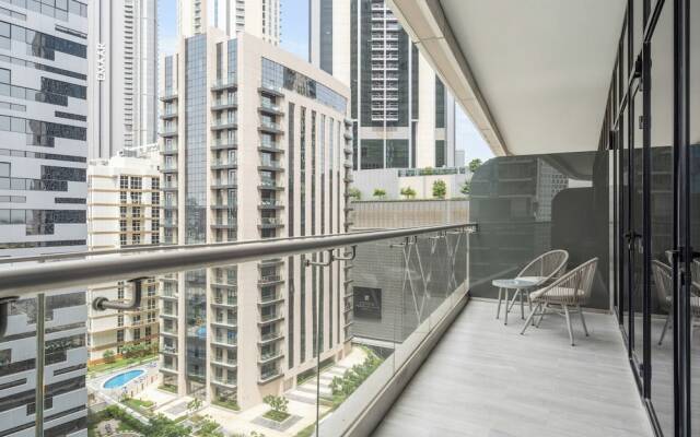 Elegant Apartment Amidst Vibrant Area with Balcony