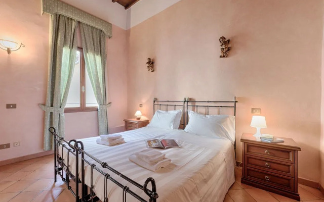 Rosa- Apartment with Terrace in Piazza Strozzi, Duomo