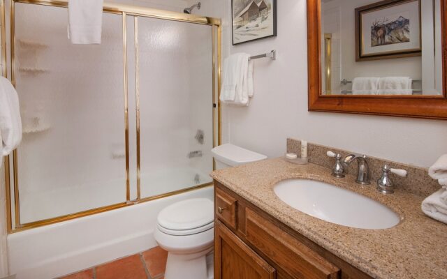 Snowfox #302 2 Bedroom Condo by RedAwning