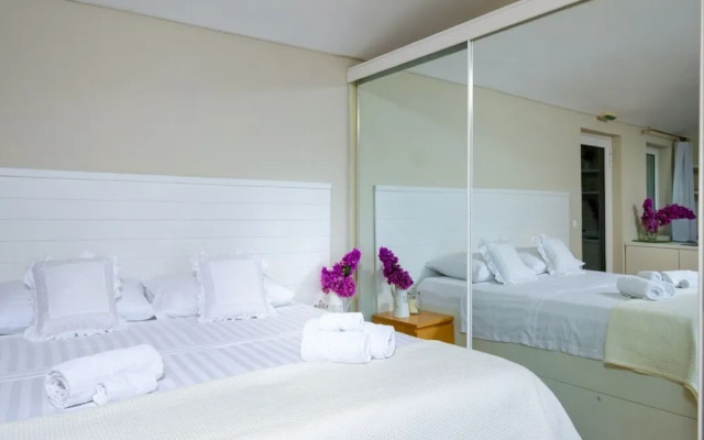 Villa Lola - Four Bedroom Villa With Sea View