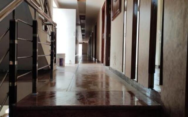 OYO 22238 Hotel Baaz
