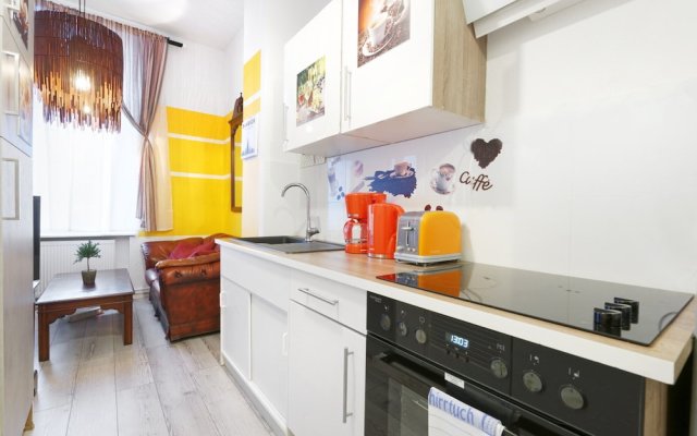 Sweet Central Tiny Apartment for 4 People
