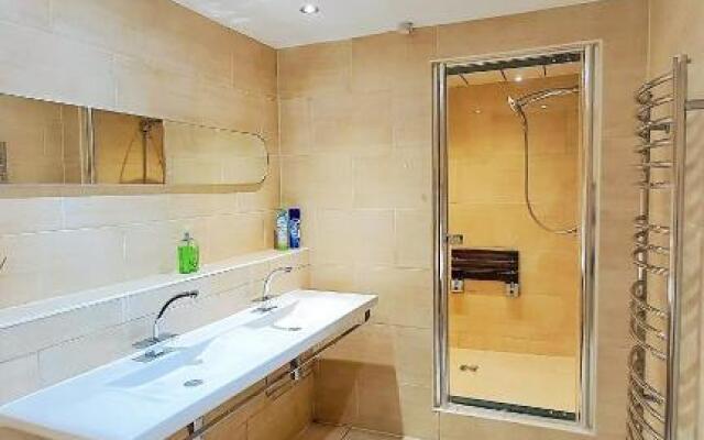 Sidemerseylivingscouk 5BR 3BA Penthouse w Parking in L1