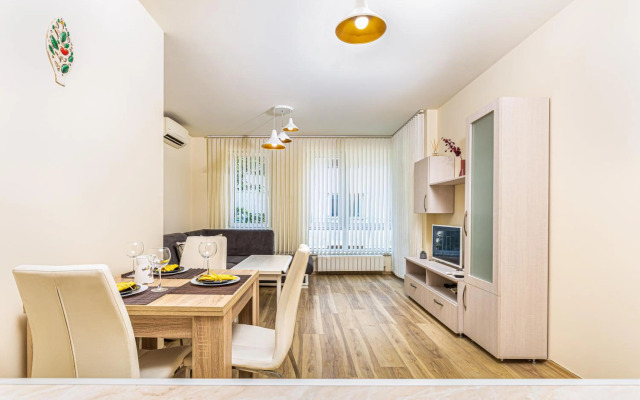 Stylish 2BD Apartment with a Nice Cozy Terrace