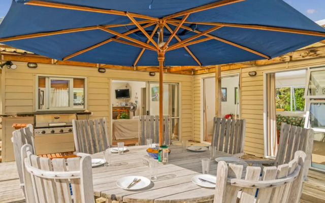 Oysters Retreat - Cooks Beach Holiday Home