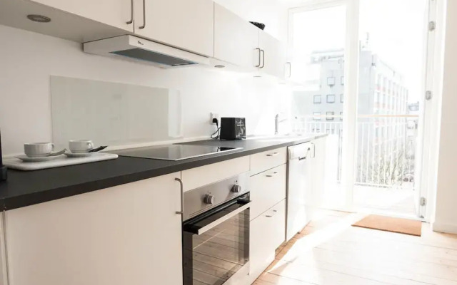 Beautiful 2-bed w Large Balcony