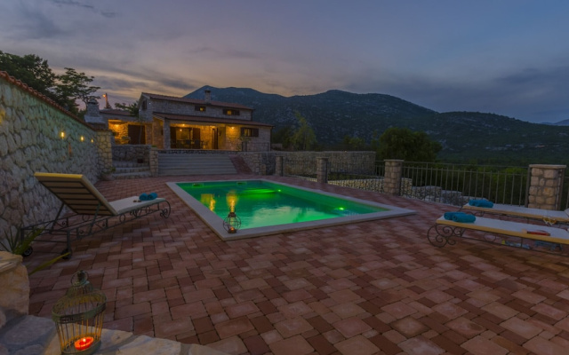 Rustic Villa Fragola With Heated Pool