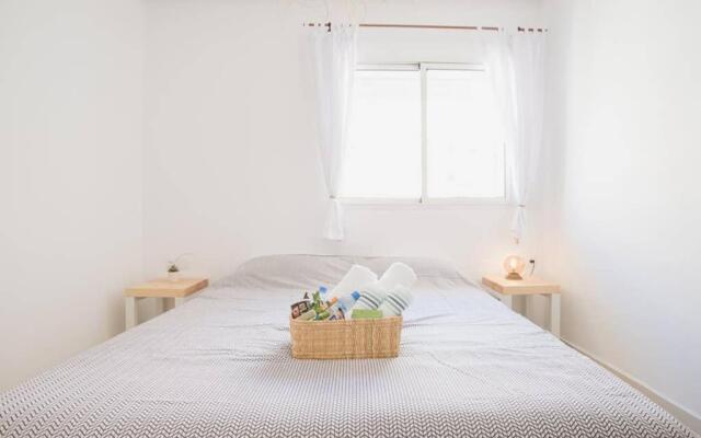 Modern European Apartment 1 min. walk to Beach