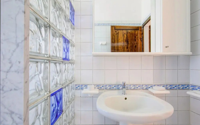 Apartment With Swimming Pool