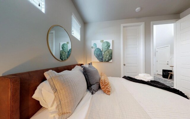 Desert Serenity 4 Bedroom Apts by RedAwning