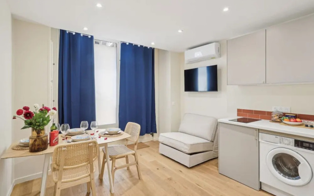 Ganneron in Paris With 1 Bedrooms and 1 Bathrooms