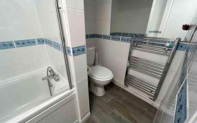 Essex 2-bed House nr Stanstead With Arcade Machine