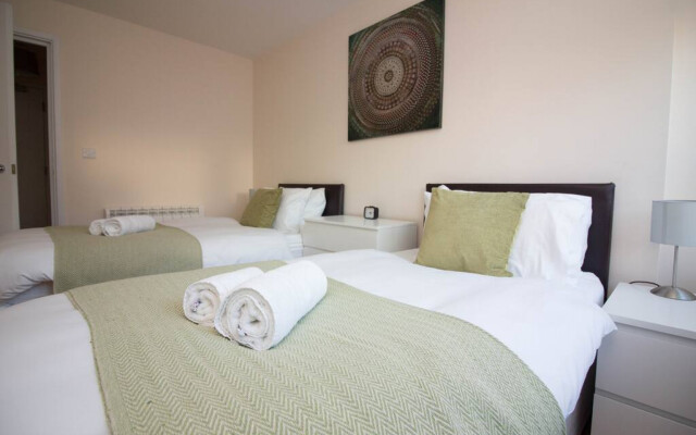 Stayzo Castle Point 6 Apartment - Premier Lodge