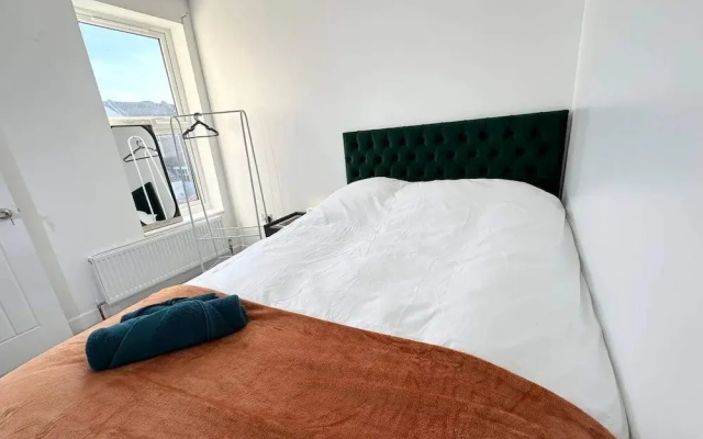 Southsea 5-bed Seaside Retreat- Sleeps 11 & Garden