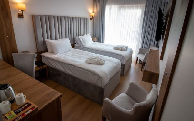 Lake Li̇fe Hotel