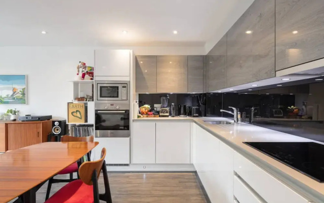 Stylish 2BD With Views of the River Lea