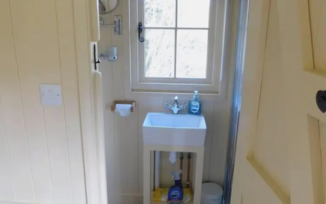 Haslemere - Cabin - Sleeps 2 - Parking - Garden